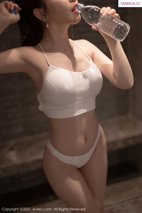 谢芷馨  宅男女神绯月樱 紧身的服饰与吊带第52张图片